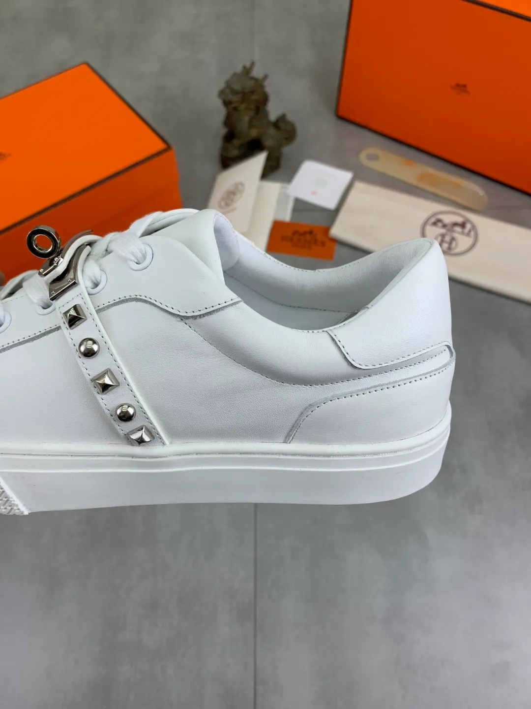 Men's men's shoes 💰P640 New Hermes top version Hermès classic couple style #𝐊𝐞𝐥𝐥𝐲 buckle casual white shoes skateboard shoes that will not conflict with shoes at all. Full of unknowns, Hermès rarely produces flat casual shoes and they are paired with classic palladium-plated Kelly shoe buckles! You'll fall in love with it at first sight. It's super versatile and can be worn with any skirt or pants. 🉑️Close your eyes and wear it. It's super noble. Fabric: Specific cowhide/canvas material. Lining: Sheepskin lining. Outsole: Original molded TPU outsole. Size: 35-45.